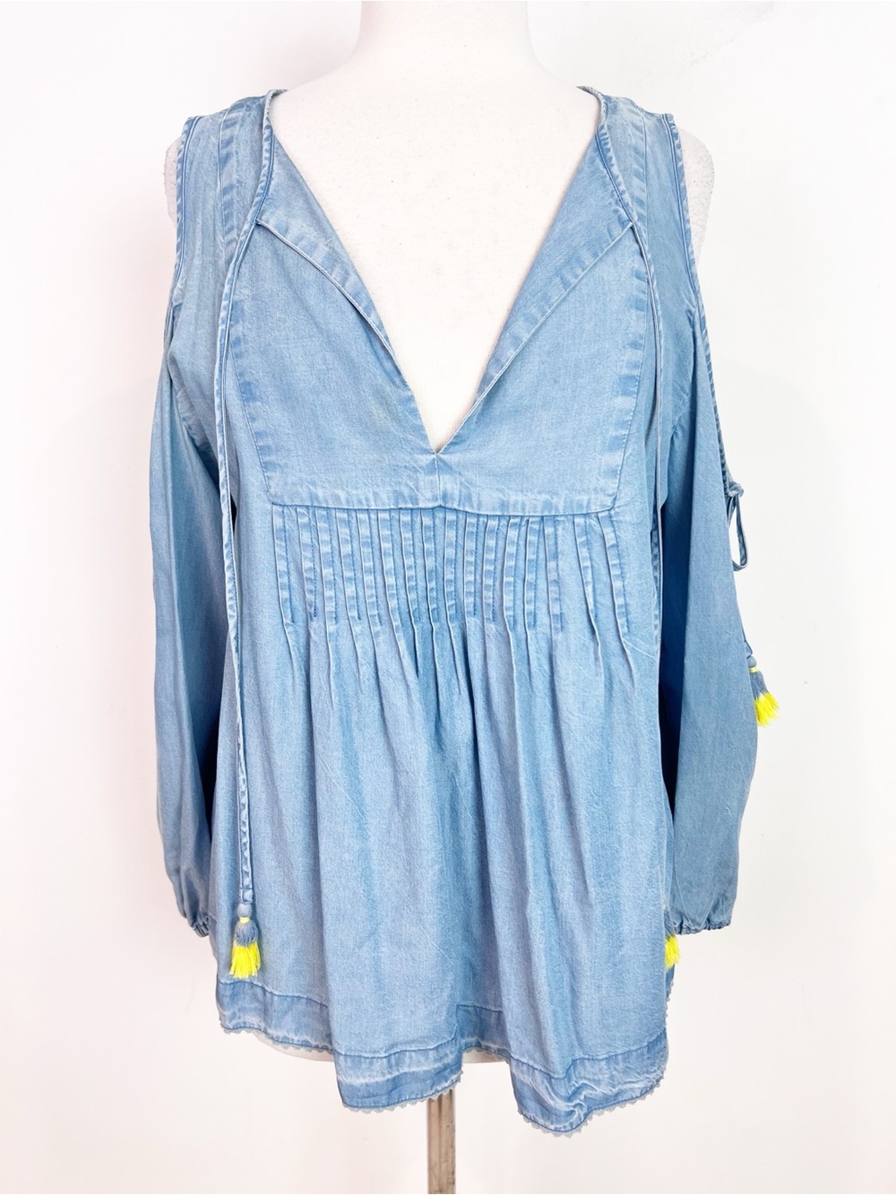 REBECCA MINKOFF BLUE DENIM CHAMBRAY COLD SHOULDER BOHO BLOUSE SZ LARGE
